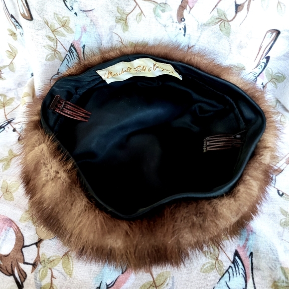 Vintage Marshall Field's Brown Fur Beret Hat Excellent Condition Hair Combs - Picture 5 of 5